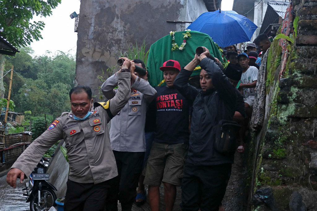 Korban meninggal dunia akibat tragedi yang terjadi di Stadion Kanjuruhan, Kabupaten Malang, Jawa Timur bertambah satu orang, sehingga secara keseluruhan menjadi 133 orang.