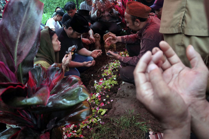 Dokter anestesi dan ICU RSUD Saiful Anwar Malang dr Eko Nofiyanto menjelaskan sejumlah trauma dialami korban di antaranya memar di paru-paru, patah tulang iga, dan tulang paha sebelah kanan. Dengan kondisi tersebut, korban dirawat di Unit Perawatan Intensif (ICU). 