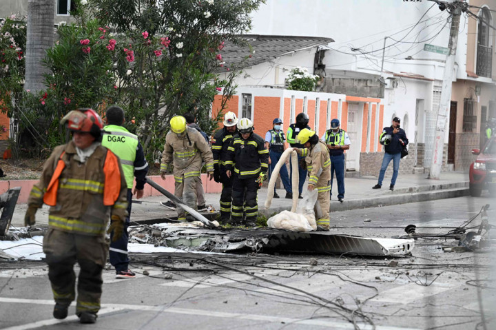 Pesawat yang membawa tiga orang itu jatuh pada Selasa sore di sektor Sauce 1, di utara kota pelabuhan timur negara itu, seperti dilansir 'El Universo'.