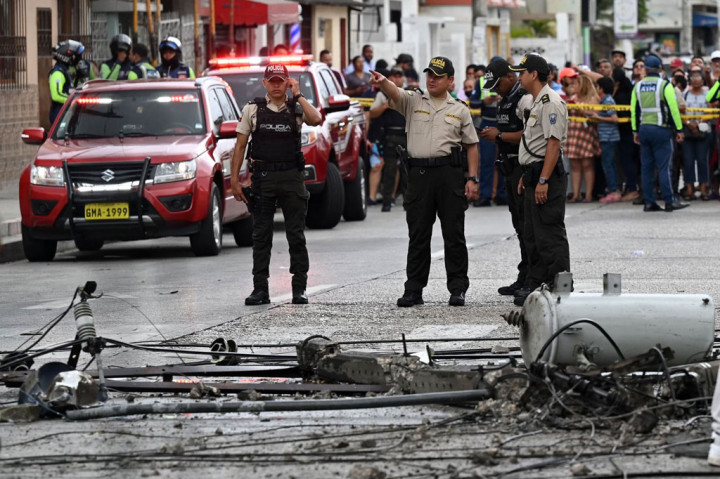 Wali Kota Guayaquil, Cynthia Viteri, meyakini bahwa pilot mencari tempat aman di mana ia dapat menyebabkan lebih sedikit kerusakan, karena daerah tersebut memiliki populasi yang tinggi.