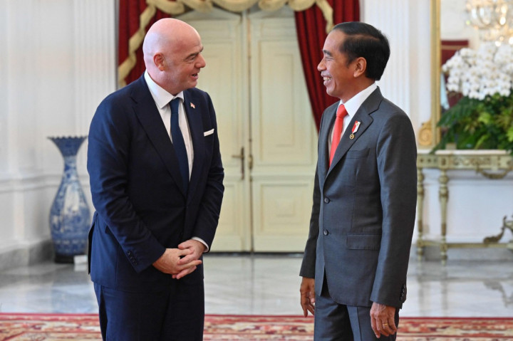 Presiden Joko Widodo atau Jokowi nampak sumringah saat bertemu Presiden Federasi Sepak Bola Internasional atau FIFA Gianni Infantino. Jokowi menyambut kedatangan Gianni di Istana Merdeka, Jakarta Pusat siang ini, Selasa, 18 Oktober 2022.