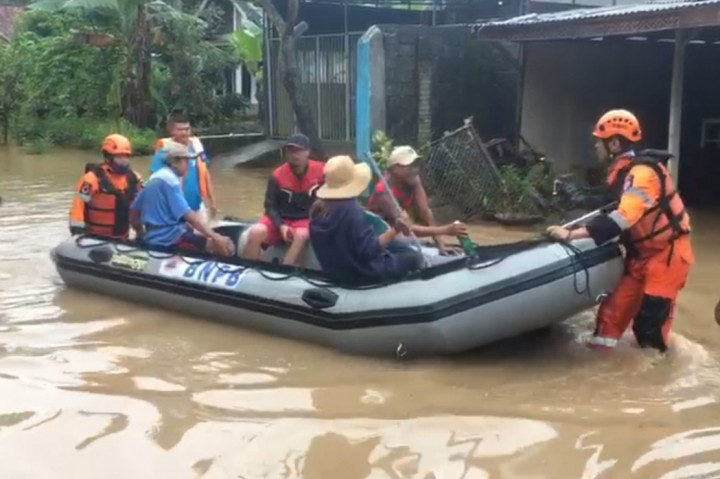 Banjir dan tanah longsor melumpuhkan aktivitas ekonomi di sejumlah desa Kabupaten Malang, Jawa Timur, sejak Senin, 17 Oktober 2022. Bencana itu melanda belasan desa di delapan kecamatan, yaitu Ampelgading, Tirtoyudo, Dampit, Sumbermanjing Wetan, Gedangan, Bantur, Pagak, dan Donomulyo.