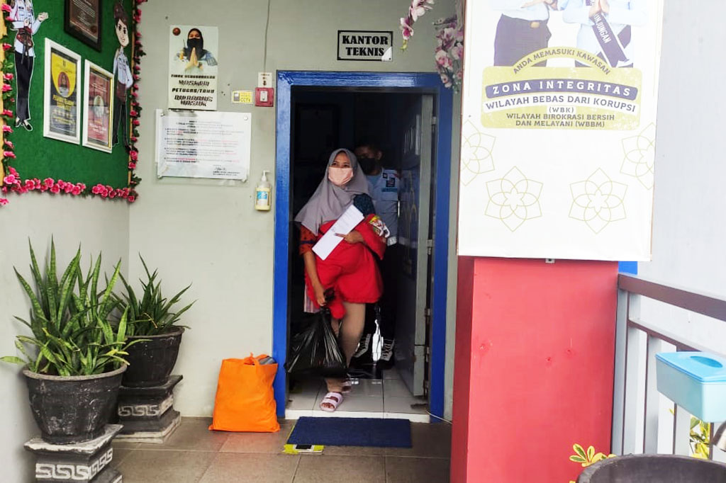 AV,32, warga binaan yang melahirkan di Rutan Kelas I Surabaya di Kecamatan Porong, Kabupaten Sidoarjo, Jawa  Timur akhirnya bebas setelah mendapatkan asimilasi. AV mendapatkan potongan masa pidana dengan menjalani sisa hukuman di rumah.