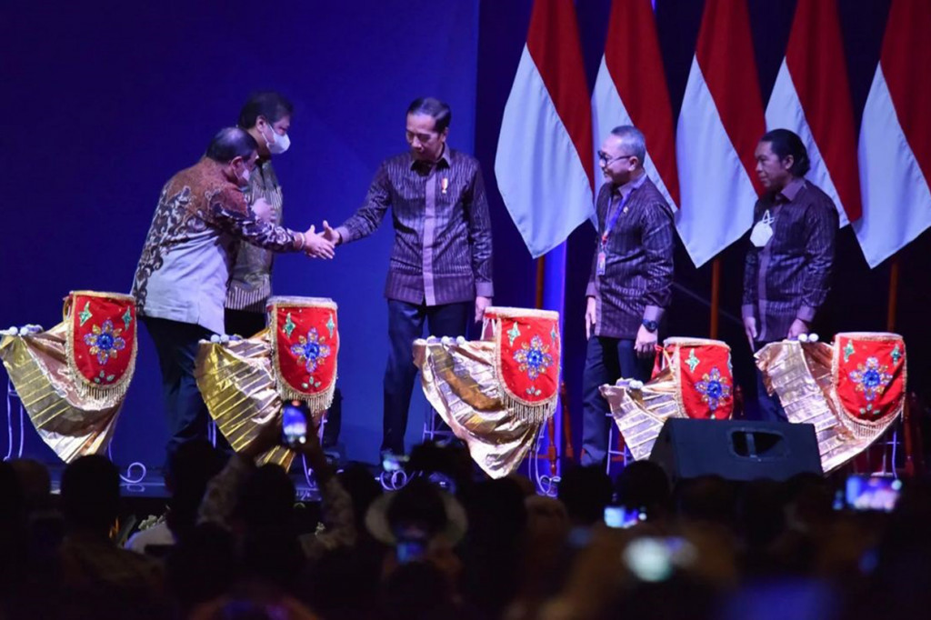 Presiden Jokowi yang tiba di lokasi acara pada sekitar pukul 09.25 WIB, disambut Menko Perekonomian Airlangga Hartarto, Menteri Perdagangan Zulkifli Hasan, dan Sekretaris Kabinet Pramono Anung. 