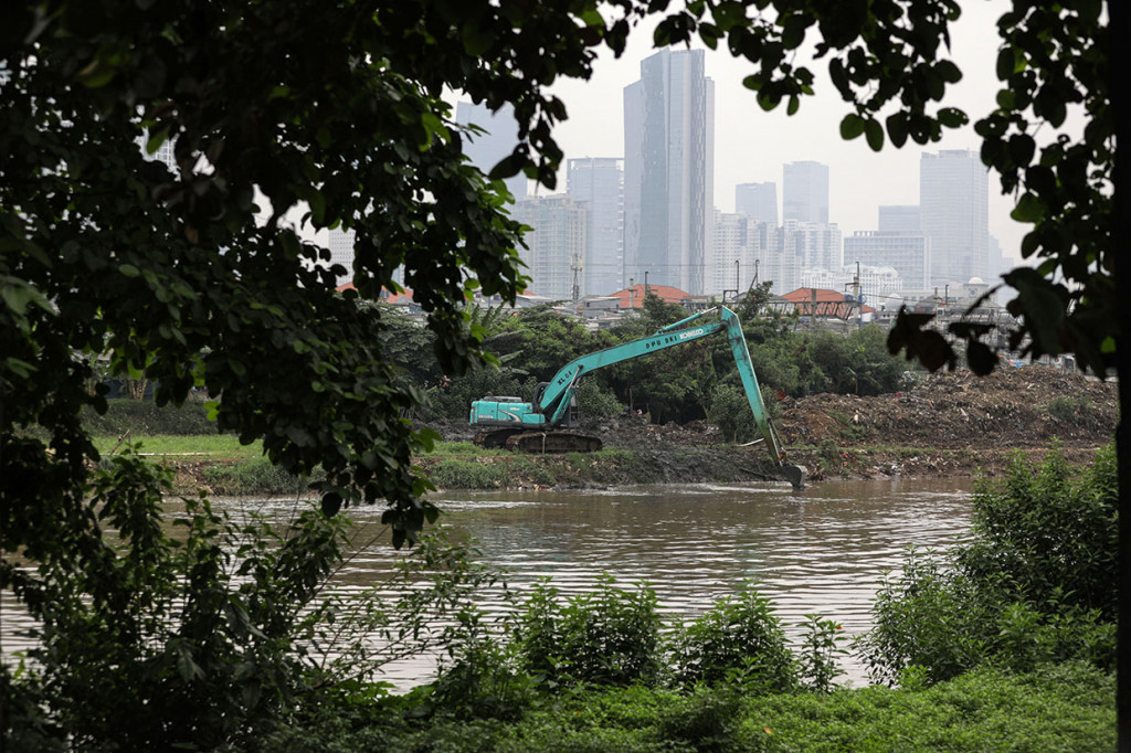 Pengerukan tersebut dalam upaya mengatasi pendangkalan sungai yang kerap menjadi salah satu penyebab banjir Jakarta selain drainase yang buruk sehingga air hujan sulit diserap tanah.