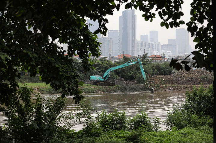 Pengerukan tersebut dalam upaya mengatasi pendangkalan sungai yang kerap menjadi salah satu penyebab banjir Jakarta selain drainase yang buruk sehingga air hujan sulit diserap tanah.
