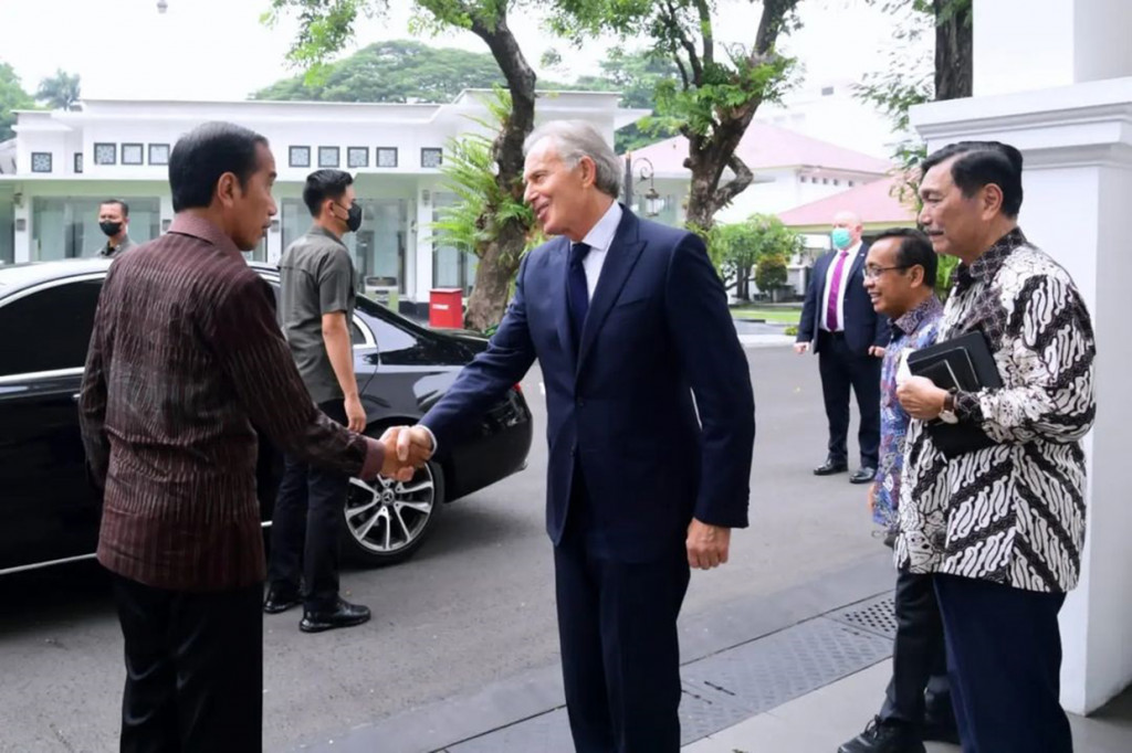 Presiden Joko Widodo atau Jokowi menerima Dewan Penasihat Ibu Kota Nusantara (IKN) Tony Blair di Istana Merdeka Jakarta, Rabu, 19 Oktober 2022. Dalam pertemuan ini, Jokowi didampingi Menteri Koordinator Bidang Kemaritiman dan Investasi Luhut Binsar Pandjaitan dan Menteri Sekretaris Negara Pratikno.