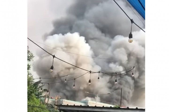 Sebanyak 21 unit mobil dan 105 personel pemadam kebakaran dikerahkan ke lokasi.