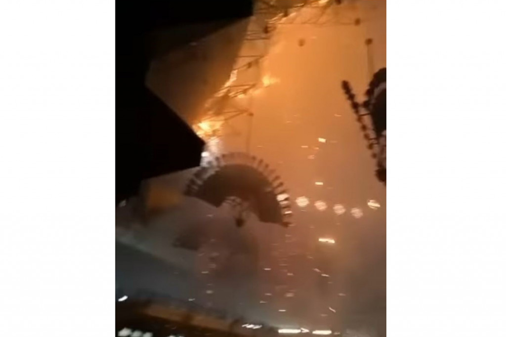 Api melalap bagian kubah hingga ambruk.