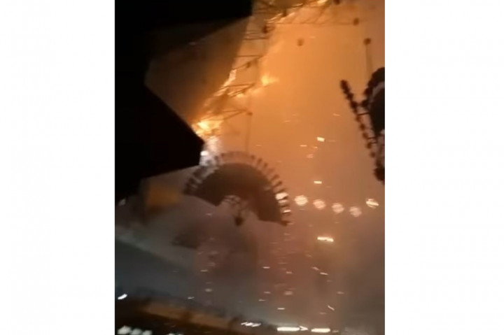 Api melalap bagian kubah hingga ambruk.