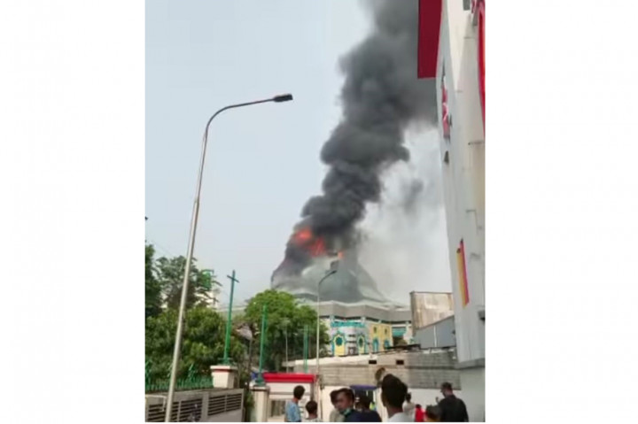 Kubah Masjid Islamic Center, Jakarta Utara, kebakaran, Rabu, 19 Oktober 2022, petang.