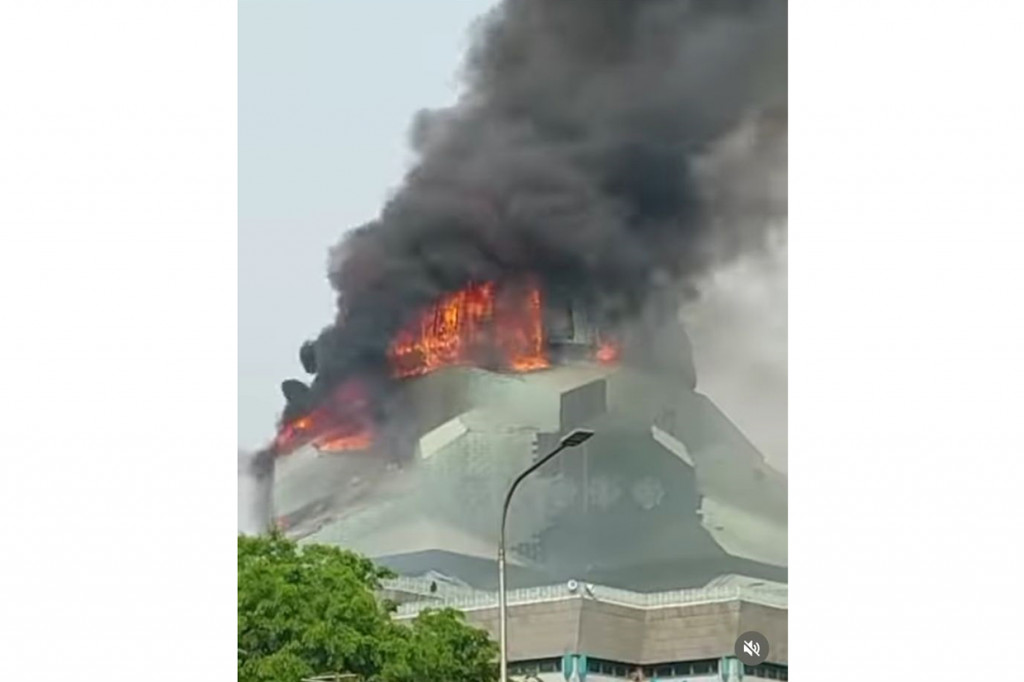 Dalam sebuah video yang diambil dari akun instagram @
humasjakfire, menunjukkan kobaran api dan asap hitam mengepul ke udara.