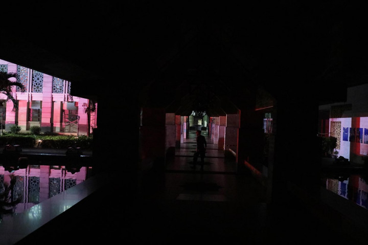 Selain itu, aliran listrik terlihat diputus akibat kebakaran yang melanda. Hingga kini kondisi masjid masih gelap gulita.