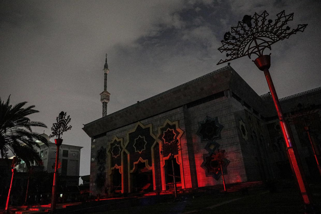 Sementara itu, api dan kepulan asap sudah tidak terlihat di lokasi. Beberapa petugas pemadam masih terlihat melakukan pendinginan.