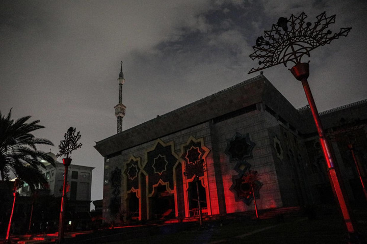 Sementara itu, api dan kepulan asap sudah tidak terlihat di lokasi. Beberapa petugas pemadam masih terlihat melakukan pendinginan.