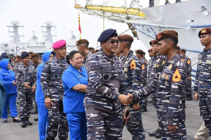 Pelayaran ini membawa serta 208 awak kapal, yang terdiri dari 92 ABK, 102 Orang Taruna AAL, dan 14 orang staf latihan.