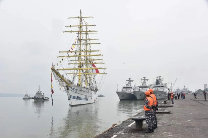 KRI Bima Suci-945 bersandar di Dermaga Madura Koarmada II, Surabaya, Jawa Timur, Selasa, 18 Oktober 2022.