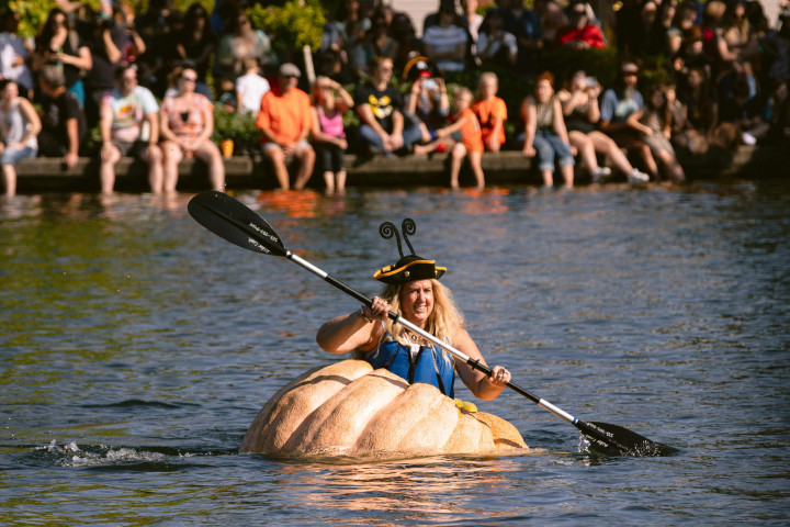 Salah satunya adalah di Oregon, di mana masyarakat berpartisipasi mengikuti lomba mendayung labu raksasa dalam event West Coast Giant Pumpkin Regatta.