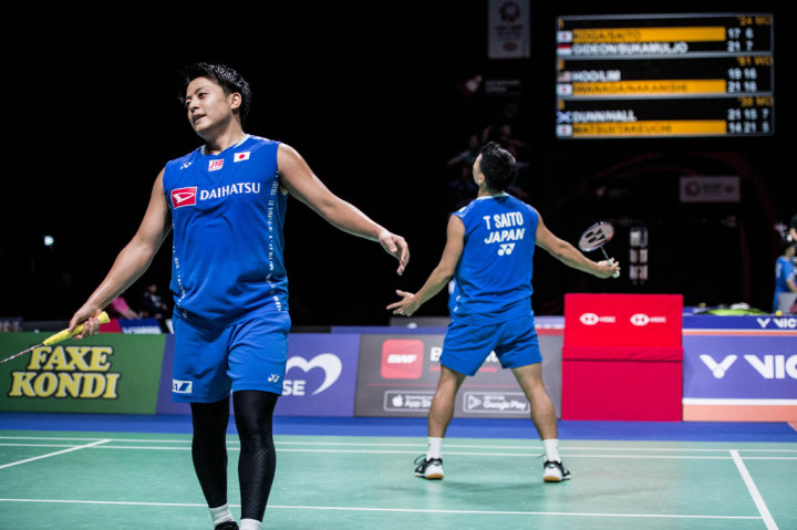 Menghadapi ganda putra Jepang Akira Koga/Taichi Saito untuk kedua kalinya, pasangan Indonesia berjuluk Minions itu menang dengan skor 21-17 dan 21-15 dalam waktu 39 menit.