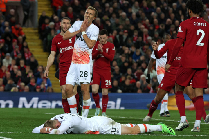 Pada menit ke-43, West Ham memiliki peluang emas untuk menyamakan kedudukan setelah bek Liverpool Joe Gomez melanggar gelandang West Ham Jarrod Bowen di kotak terlarang. Sayang Bowen yang maju sebagai algojo gagal melaksanakan tugasnya karena tendangannya masih bisa ditepis oleh kiper Liverpool Alisson Becker.