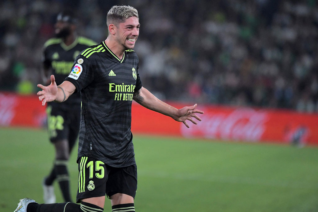 Tim tamu baru benar-benar mencetak gol pada menit ke-11. Berawal dari tendangan Benzema yang bisa diblok Verdu, bola kembali ke kaki Benzema. Dia kemudian memberikan bola ke Federico Valverde yang tidak terkawal. Tanpa banyak menggoncek, Valverde melepaskan tembakan yang menjebol gawang Elche. Skor menjadi 1-0.