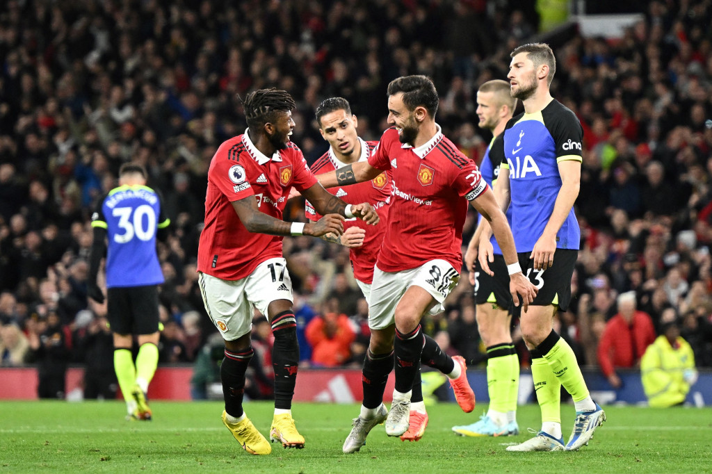 Manchester United berhasil mengalahkan Tottenham Hotspur dalam laga lanjutan Liga Inggris. Bertanding di Old Trafford, Kamis, 20 Oktober 2022, The Red Devils menang dengan skor 2-0.
