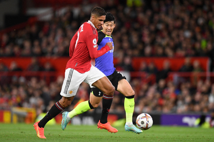 Duel kedua tim berakhir imbang tanpa gol di babak pertama meski MU lebih dominan.