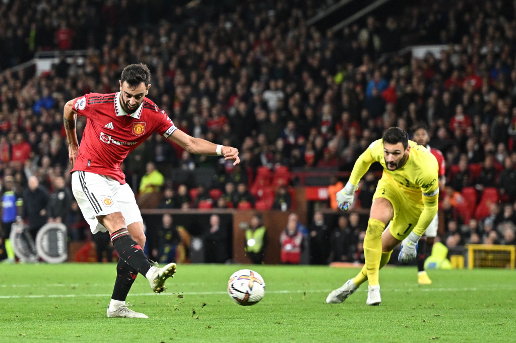 Pada menit ke-69, Bruno Fernandes melepaskan tendangan melengkung dengan kaki kanannya yang tidak dapat diantisipasi Lloris. 