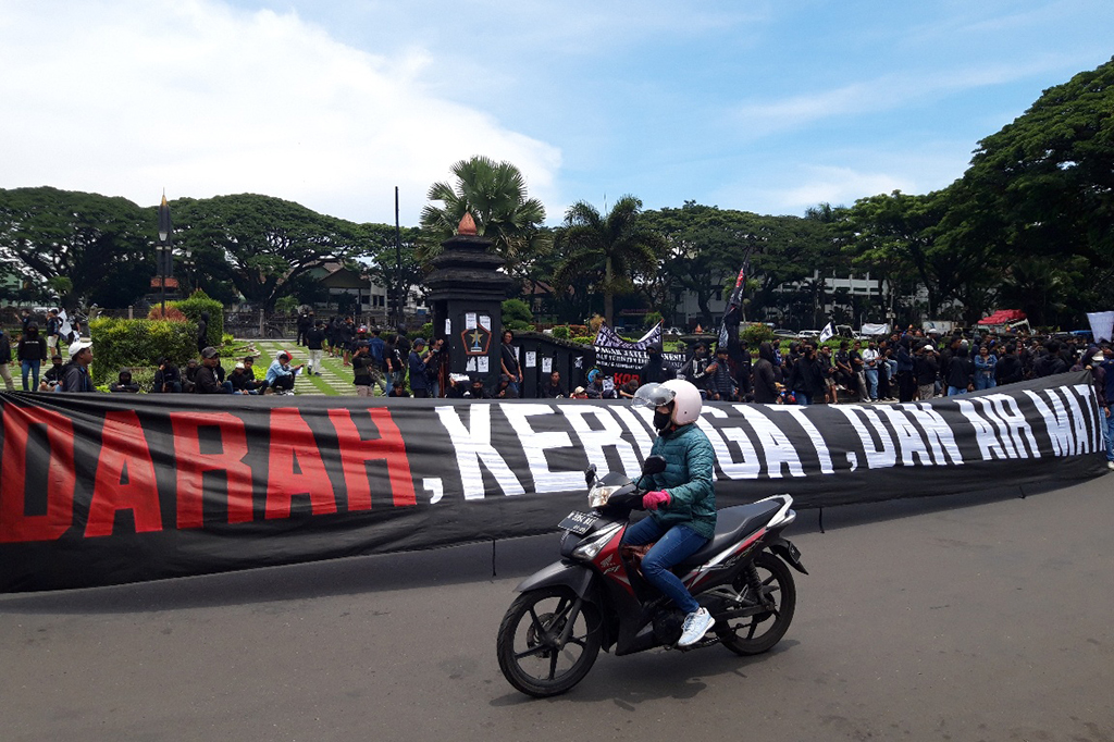 Ratusan warga Malang turun ke jalan menuntut Tragedi Kanjuruhan diusut tuntas. Massa menggunakan pakaian dan atribut serba hitam sebagai tanda duka cita mendalam terhadap seluruh korban.