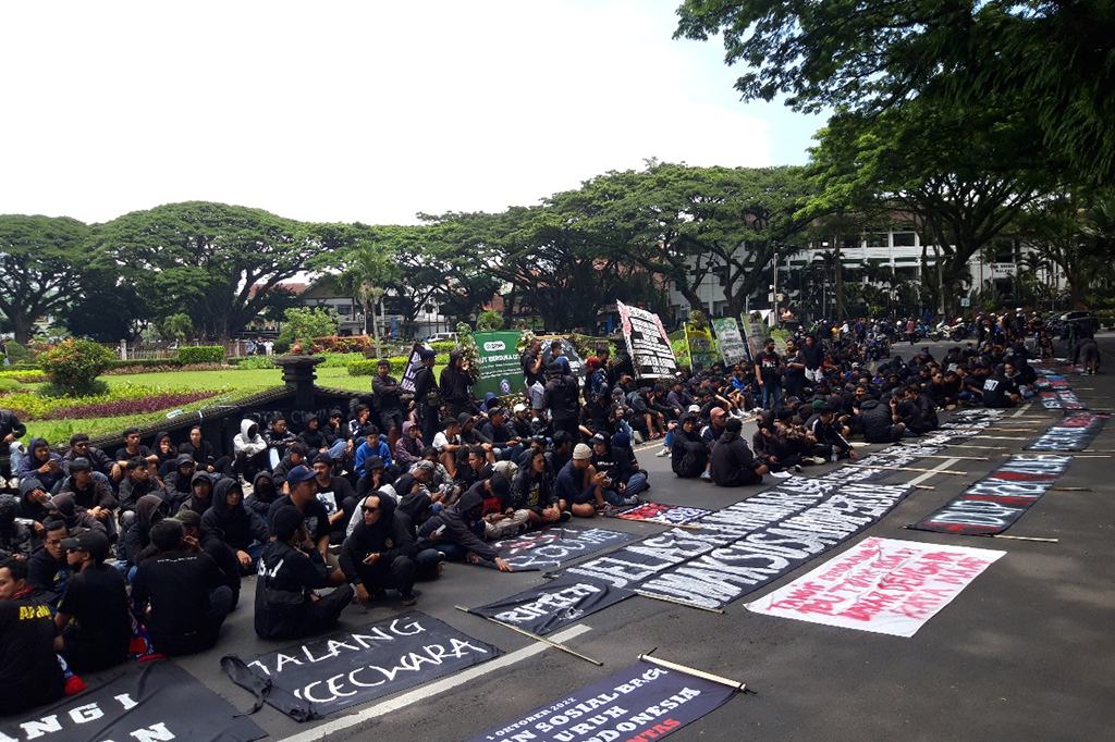 Mereka juga membentangkan spanduk dan poster, diantaranya bertuliskan 