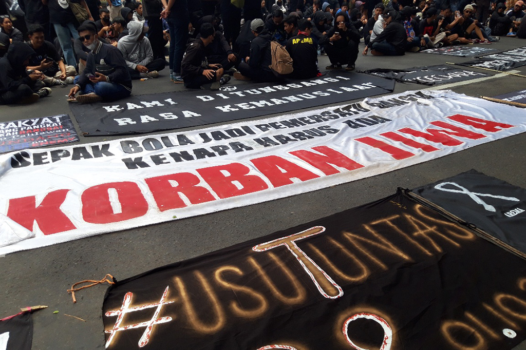 Massa berkumpul di depan Stadion Gajayana, Kota Malang sejak pukul 10.25 WIB, Kamis, 20 Oktober 2022. Mereka lalu bergerak menuju Balai Kota Malang.