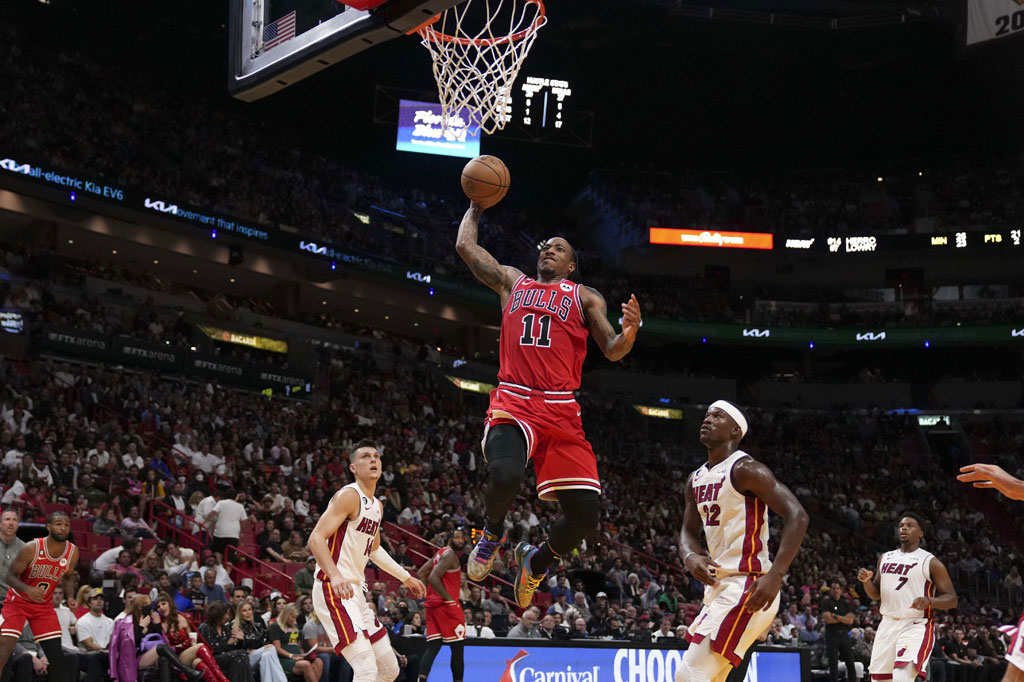 DeMar DeRozan memborong 37 poin dan sembilan assist saat membawa Chicago Bulls memenangi gim pembuka musim reguler NBA 2022-23 atas Miami Heat di FTX Arena, Florida, Kamis, 20 Oktober 2022 WIB. Bulls menang dengan skor akhir 116-108.