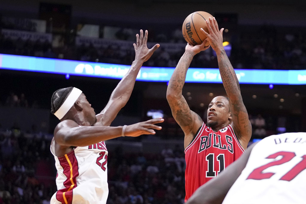 DeRozan mencetak 28 dari total 37 poinnya di paruh kedua pertandingan demi membimbing Bulls melesat, setelah mereka lebih banyak tertinggal di dua kuarter pertama, serta menutup paruh awal dalam kedudukan berimbang 59-59.