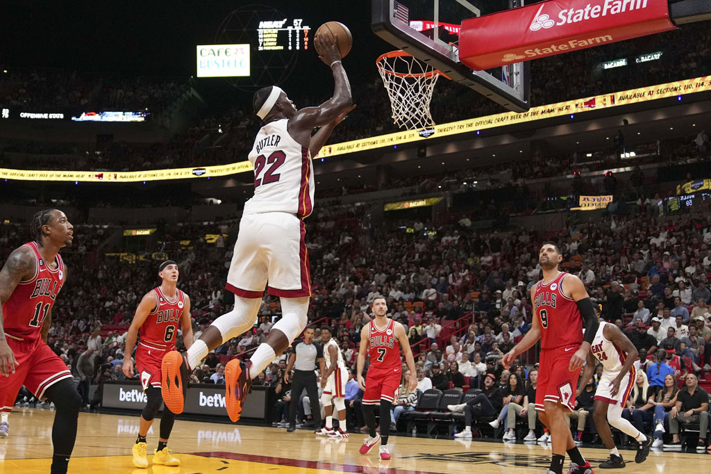 Sementara itu Jimmy Butler memimpin Heat dengan 24 poin dan delapan rebound, diikuti Tyler Herro yang mencetak 23 poin, 22 poin dari Max Strus, 12 poin milik Bam Adebayo, serta 11 poin oleh Dewayne Dedmon.