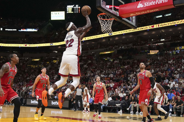 Sementara itu Jimmy Butler memimpin Heat dengan 24 poin dan delapan rebound, diikuti Tyler Herro yang mencetak 23 poin, 22 poin dari Max Strus, 12 poin milik Bam Adebayo, serta 11 poin oleh Dewayne Dedmon.
