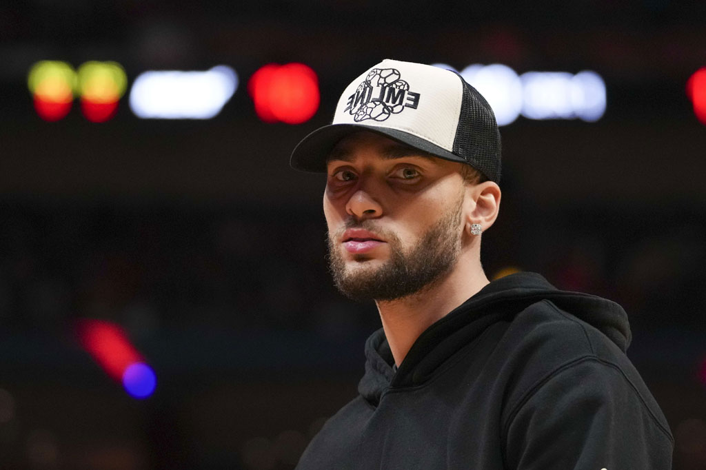 Bulls harus memainkan pertandingan tanpa guard All-Star mereka, Zach LaVine, sebagai tindakan antisipasi cedera lutut kiri yang diderita si pemain.  LaVine keluar masuk roster Bulls musim lalu dan harus menjalani tindakan operasi lutut kiri pada Mei sebelum sempat tampil dalam tiga pertandingan pramusim.