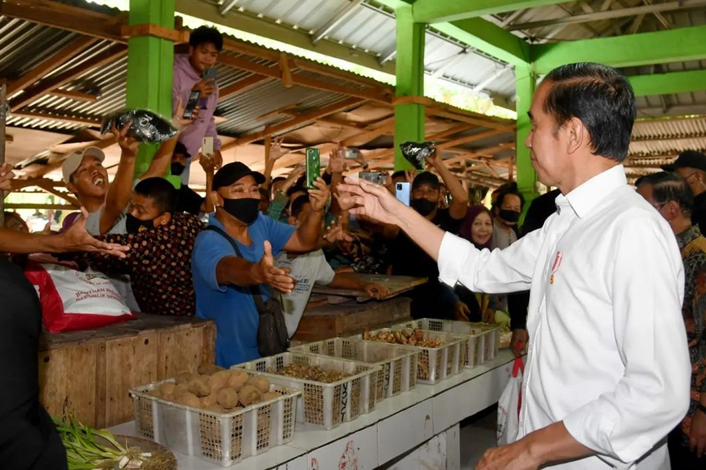 Usai meninjau pembangunan Top Submerged Lance (TSL) Ausmelt PT Timah Tbk, Presiden Joko Widodo mengunjungi Pasar Muntok di Kabupaten Bangka Barat, Provinsi Kepulauan Bangka Belitung, pada Kamis, 20 Oktober 2022. 