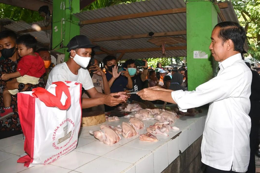Setibanya di Pasar Muntok, Presiden Jokowi langsung menyapa para penerima manfaat PKH dan menyerahkan bantuan modal kerja (BMK) senilai Rp1,2 juta. Kepada para penerima manfaat, Presiden juga menanyakan apakah mereka telah menerima bantuan langsung tunai (BLT) bahan bakar minyak (BBM).