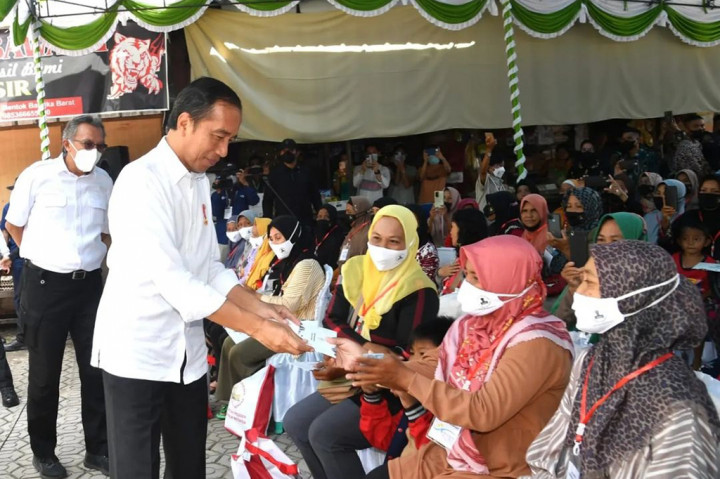 Kedatangan Presiden adalah untuk membagikan sejumlah bantuan sosial bagi penerima manfaat Program Keluarga Harapan (PKH).