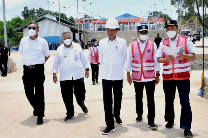 Kepala negara tidak sendiri, kunjungan kali ini diemani oleh sejumlah menteri mulai dari sekretaris kabinet, menteri perhubungan dan sejumlah kepala daerah. Mulai dari Bupati Bangka barat hingga gubernur Bangka Belitung.