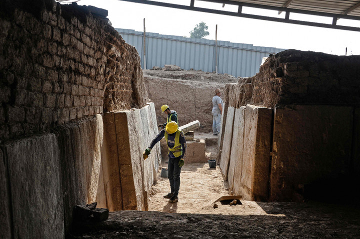 Pahatan ini berasal dari Raja Asyur Sennacherib, yang memerintah kota kuno Niniwe dari tahun 705 hingga 681 SM, kata Badan Purbakala dan Warisan Negara Irak, dalam sebuah pernyataan yang dilihat oleh AFP.