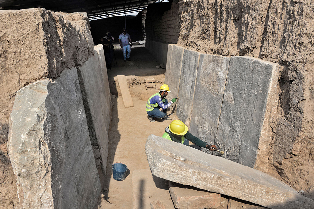 Gerbang Mashki adalah salah satu yang terbesar di Niniwe, dan merupakan ikon ukuran dan kekuatan kota. Gerbang itu dibangun kembali pada 1970-an, tetapi dihancurkan dengan buldoser oleh militan ISIS pada 2016. 