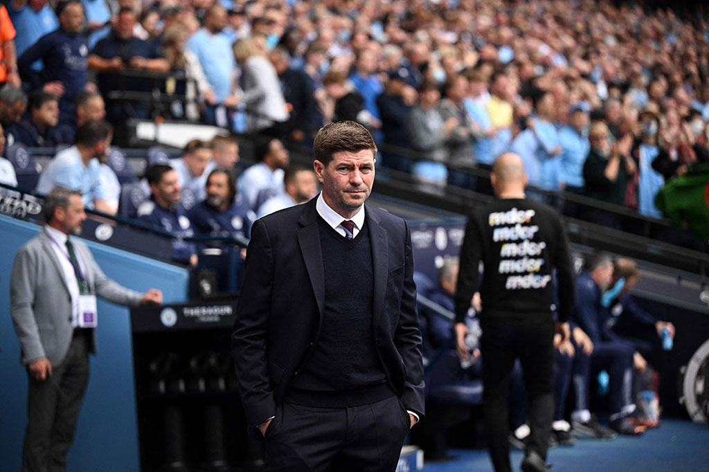 Mantan bintang Liverpool dan timnas Inggris itu diharapkan mengerek Villa lebih tinggi di klasemen musim ini, tetapi justru membawa klub ini ke ambang degradasi. 