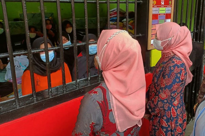 Pada kesempatan tersebut Ibu Iriana memberikan dukungan moril kepada para warga binaan. Ibu Wury juga berpesan agar selalu semangat, banyak beribadah dan berdoa, harus tetap tegar, dan berharap jika sudah bebas akan menjadi lebih baik.