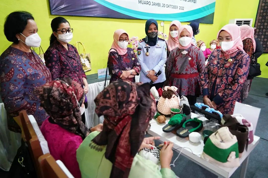 Ibu Iriana dan Ibu Wury juga melihat sejumlah produk kerajinan hasil karya para warga binaan. Ibu Iriana menyampaikan harapannya agar para warga binaan dapat bekerja secara mandiri dengan menghasilkan produk-produk lainnya setelah keluar dari lapas.