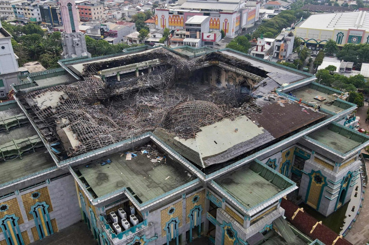 Kebakaran kubah Masjid Jakarta Islamic Center terjadi pada Rabu, 19 Oktober 2022. Kebakaran itu menyebabkan kubah masjid ambruk.