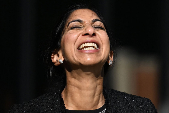 Menteri Dalam Negeri Inggris Suella Braverman, Rabu, 19 Oktober 2022 waktu setempat, mengundurkan diri karena membagikan dokumen resmi dari surel pribadinya.  