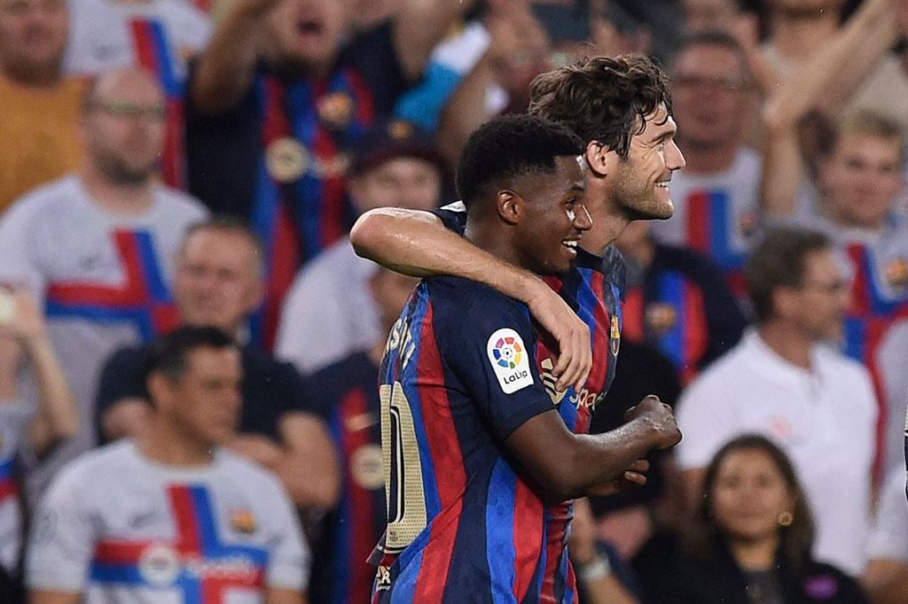 Gol ketiga Barcelona terjadi begitu cepat menyusul umpan Ferran Torres kepada Ansu Fati yang sempat membentur tiang pada kesempatan pertama, tetapi kemudian menyarangkan kembali bola dengan tumitnya pada menit ke-38. Skor 3-0 bertahan hingga jeda.