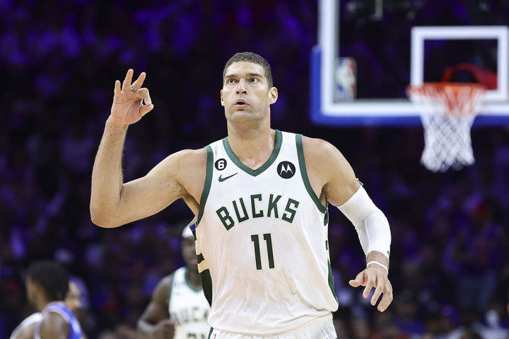 Brook Lopez menambahkan 17 poin, Grayson Allen memperoleh 12 poin, sedangkan Bobby Portis juga mencapai dwiganda 11 poin dan 10 rebound.