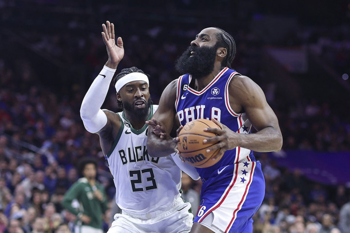Sementara James Harden kembali bersinar di kubu Sixers dengan torehan 31 poin, sembilan assist, dan delapan rebound.
